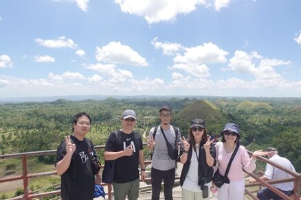 チョコレートヒルズを視察した平田学園の先生方